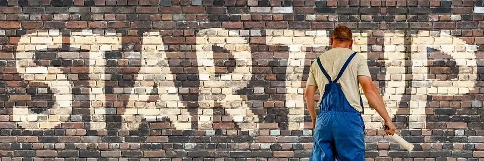 Entrepreneur peignant START : choisir entre indépendant et société